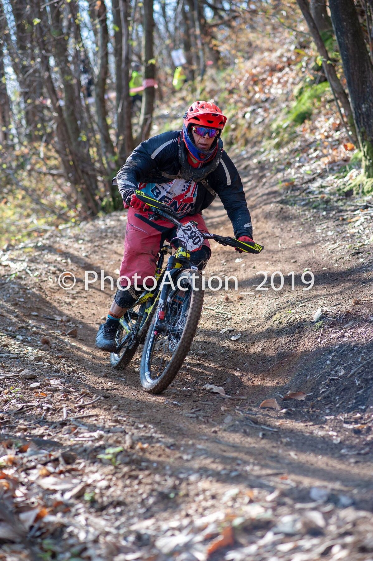 Mauro Cardone in gara con la mountain bike su un sentiero