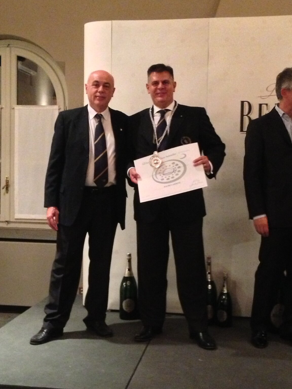 Mauro Cardone con il diploma di sommelier AIS durante la cerimonia presso Berlucchi nel 2013
